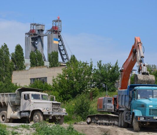 Яким чином Смолінська шахта пов’язана з заводом ядерного палива?