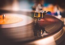 Музичний програвач платівок з оригінальним звукозаписом